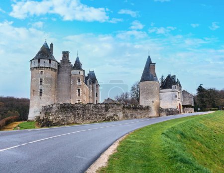 Téléchargez les photos : Le Château de Montpoupon vue de printemps depuis la route, France. Château existait déjà au 12ème siècle, et probablement plus tôt
. - en image libre de droit