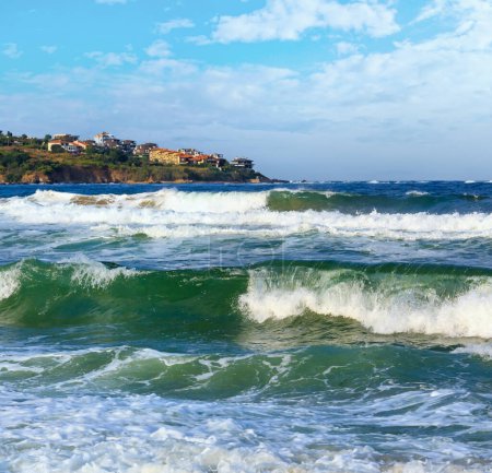 Téléchargez les photos : Vue orageuse sur la mer depuis la plage et les maisons sur la côte, Bulgarie
. - en image libre de droit