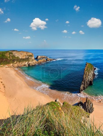 Foto de Playa de Sandy Mexota y roca puntiaguda cerca (España). Océano Atlántico paisaje costero. Dos disparos puntada imagen
. - Imagen libre de derechos