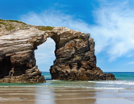 Téléchargez les photos : Arc rocheux naturel sur la plage des cathédrales à marée basse (côte cantabrique, Lugo (Galice), Espagne
). - en image libre de droit