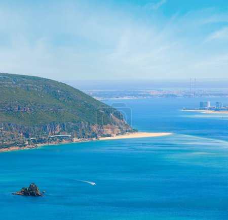 Téléchargez les photos : Paysage estival de la côte maritime. Vue depuis le parc naturel d'Arrabida à Setubal, Portugal
. - en image libre de droit
