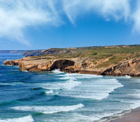 Foto de Verano Paisaje de la costa atlántica y playa de Monte Clerigo (Aljezur, Algarve, Portugal
). - Imagen libre de derechos