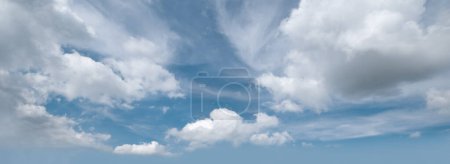 Téléchargez les photos : Traitement plus délicat et plus précis de mon vieux ciel populaire avec fond de nuages. Cette variante est plus pratique pour remplacer le ciel sur vos photos, et plus approprié pour un traitement ultérieur. - en image libre de droit