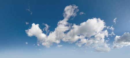 Foto de Procesamiento más delicado y preciso de mi antiguo cielo popular con fondo de nubes. Esta variante es más conveniente para reemplazar el cielo en sus fotos, y más adecuado para su posterior procesamiento. - Imagen libre de derechos