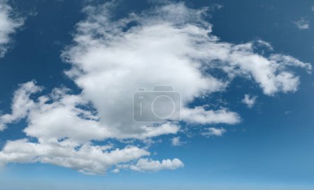 Foto de Procesamiento más delicado y preciso de mi antiguo cielo popular con fondo de nubes. Esta variante es más conveniente para reemplazar el cielo en sus fotos, y más adecuado para su posterior procesamiento. - Imagen libre de derechos
