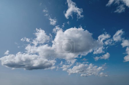 Téléchargez les photos : Traitement plus délicat et plus précis de mon vieux ciel populaire avec fond de nuages. Cette variante est plus pratique pour remplacer le ciel sur vos photos, et plus approprié pour un traitement ultérieur. - en image libre de droit