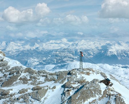 Téléchargez les photos : Hiver vue imprenable depuis le sommet du massif de Dachstein et maison sur pente rocheuse (Autriche
). - en image libre de droit