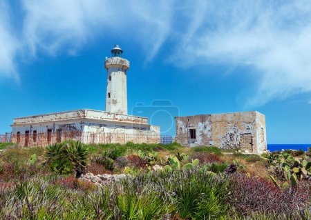 Téléchargez les photos : Été Capo Murro di Porco vieux phare abandonné - Syracuse, Sicile, Italie, mer Méditerranée
. - en image libre de droit