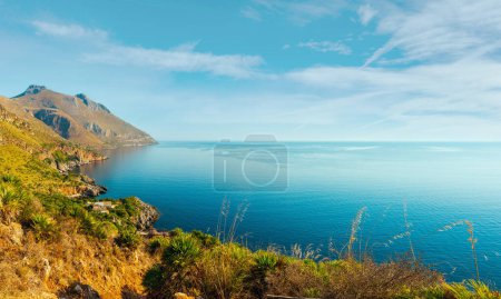 Foto de Paisaje marino paradisíaco desde el sendero costero del Parque de la Reserva Natural de Zingaro, entre San Vito lo Capo y Scopello, provincia de Trapani, Sicilia, Italia
. - Imagen libre de derechos