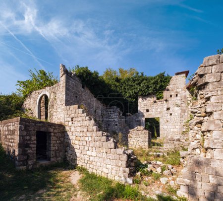 Foto de El asentamiento medieval y la iglesia fue completamente destruida durante el terremoto de 1979, Sutomore, Región de Bar, Montenegro. - Imagen libre de derechos