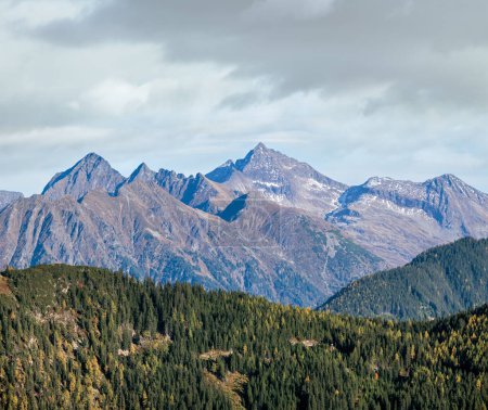 Téléchargez les photos : Jour ensoleillé paisible automne Alpes vue sur la montagne. Reiteralm, Steiermark, Autriche. - en image libre de droit
