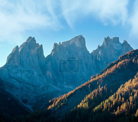Téléchargez les photos : Scène automnale des Dolomites alpines, Belluno, Sudtirol, Italie. Vue paisible sur les sommets rocheux. - en image libre de droit