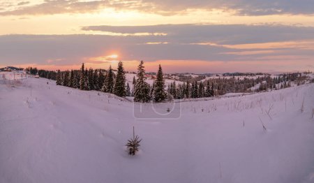 Foto de Pequeño y tranquilo pueblo alpino e invierno amanecer montañas nevadas alrededor, Voronenko, Cárpatos, Ucrania. - Imagen libre de derechos
