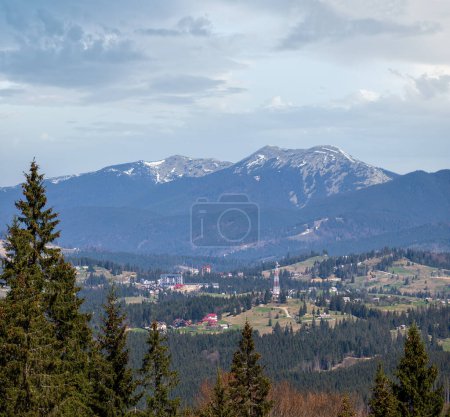 Téléchargez les photos : Printemps vue sur les montagnes des Carpates, Ukraine. - en image libre de droit