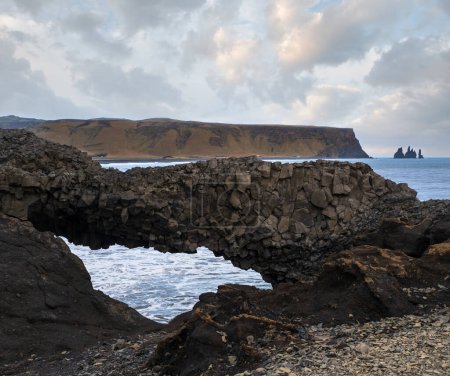 Téléchargez les photos : Vue pittoresque du soir d'automne sur l'océan Reynisfjara plage de sable volcanique noir et formations rocheuses de Dyrholaey Cape, Vik, Islande du Sud. Mont Reynisfjall sur le fond. - en image libre de droit