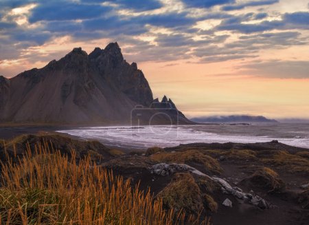 Téléchargez les photos : Sunrise Stokksnes Cape Sea Beach et Vestrahorn Mountain, Islande. Paysage naturel incroyable, destination de voyage populaire. Herbe d'automne sur les dunes de sable volcanique noir. - en image libre de droit