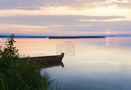 Téléchargez les photos : Coucher de soleil et vieux bateau de pêche en bois près de la rive du lac d'été (Svityaz, Ukraine
) - en image libre de droit
