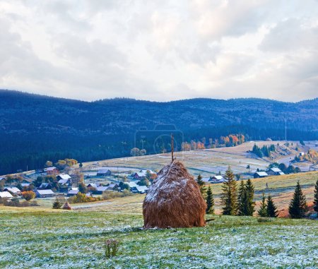 Téléchargez les photos : Première neige d'hiver en octobre Plateau des Carpates avec village et autoroute très loin - en image libre de droit