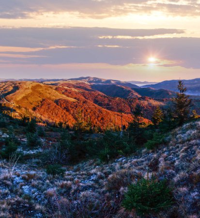 Téléchargez les photos : Lever de soleil en automne des Carpates. Paysage d'aube de montagne
. - en image libre de droit