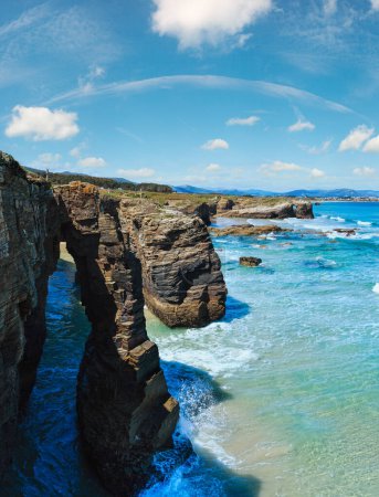 Téléchargez les photos : Arcs rocheux naturels sur la plage des cathédrales (côte cantabrique, Lugo, Galice, Espagne). Image de point de deux coups. - en image libre de droit