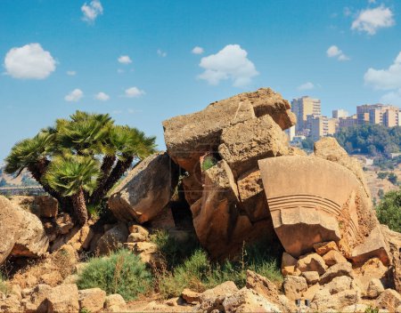 Foto de Templo de las ruinas de Zeus en el famoso Valle de los Templos, Agrigento, Sicilia, Italia. Patrimonio de la Humanidad UNESCO
. - Imagen libre de derechos