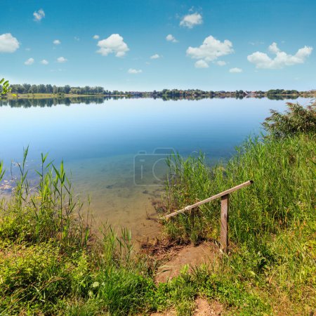 Téléchargez les photos : Paysage pittoresque du lac d'été. Concept de vie tranquille à la campagne, tourisme écologique, camping, pêche
. - en image libre de droit