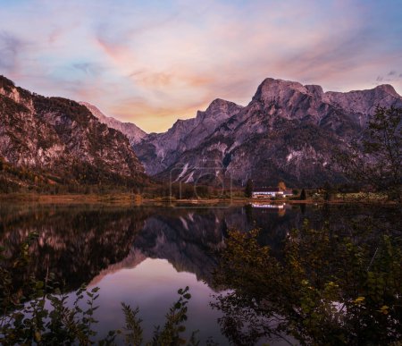 Téléchargez les photos : Vue alpine du soir d'automne. Lac de montagne paisible avec une eau claire et transparente et des reflets. Lac d'Almsee, Haute-Autriche
. - en image libre de droit