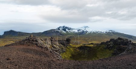 Téléchargez les photos : Spectaculaire vue volcanique depuis le cratère de Saxholl, péninsule de Snaefellsnes, Islande occidentale. Snaefellsjokull sommet du volcan enneigé de loin. - en image libre de droit