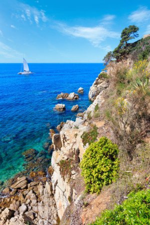 Téléchargez les photos : Floraison été mer rocheuse côte paysage, Costa Brava, Espagne. Les gens en catamaran ne sont pas reconnus
. - en image libre de droit
