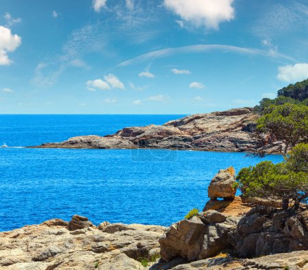 Téléchargez les photos : Mer Méditerranée côte rocheuse vue d'été (près de la baie de Tamariu, Costa Brava, Catalogne, Espagne
). - en image libre de droit