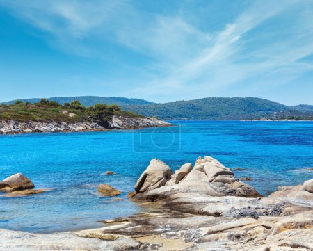 Foto de Mar Egeo costa paisaje, vista cerca de la playa de Karidi (Chalkidiki, Grecia
). - Imagen libre de derechos