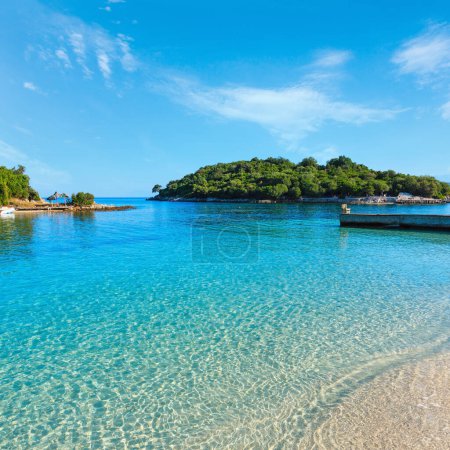 Téléchargez les photos : Belle mer Ionienne avec eau turquoise claire et vue sur la côte d'été du matin depuis la plage (Ksamil, Albanie
). - en image libre de droit