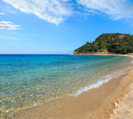 Téléchargez les photos : Paysage de la côte de la mer Égée, vue de la plage de sable fin (Chalcidique, Grèce). - en image libre de droit