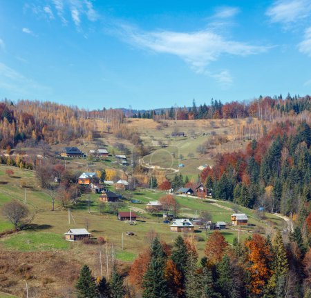 Téléchargez les photos : Paysage du village des Carpates d'automne (oblast d'Ivano-Frankivsk, Ukraine). Scène rurale
. - en image libre de droit