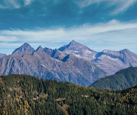 Téléchargez les photos : Jour ensoleillé paisible automne Alpes vue sur la montagne. Reiteralm, Steiermark, Autriche. - en image libre de droit