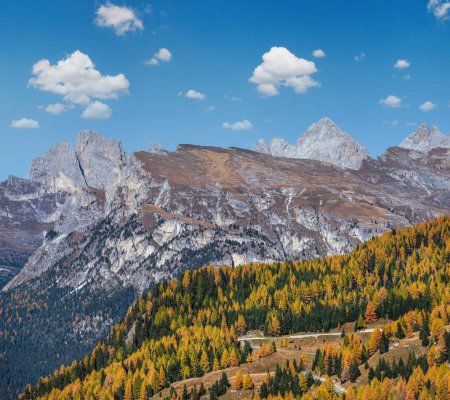 Foto de Escena de montaña de Dolomitas alpinas otoñales, Sudtirol, Italia. Vista pacífica cerca de Gardena y Sella Pass. Pintoresco viaje, estacional, naturaleza y paisaje belleza concepto escena
. - Imagen libre de derechos