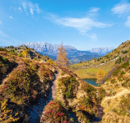 Foto de Autumn alpine Grosser Paarsee or Paarseen lake, Dorfgastein, Land Salzburg, Austria. Alpes Hochkonig grupo de montaña rocosa vista en gran medida. Pintoresca escena conceptual de senderismo, estacional y belleza de la naturaleza
. - Imagen libre de derechos