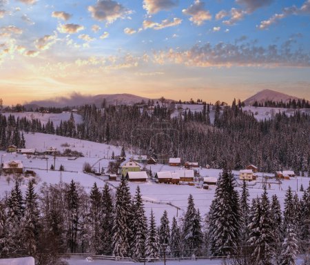 Téléchargez les photos : Petit village alpin tranquille d'avant l'aube et montagnes enneigées d'hiver autour - en image libre de droit