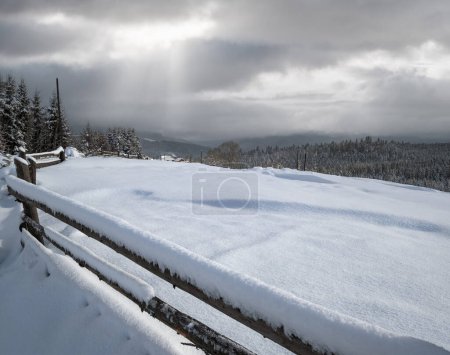 Téléchargez les photos : Campagne collines, bosquets et terres agricoles en hiver village de montagne alpin isolé - en image libre de droit