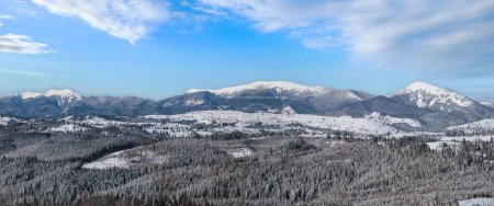 Téléchargez les photos : Hiver village alpin isolé périphérie, collines de campagne, bosquets et terres agricoles vue de la pente de montagne - en image libre de droit
