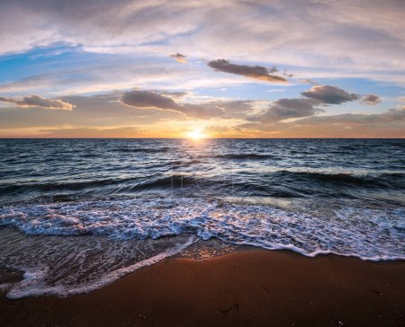 Foto de Colorido mar playa amanecer con el cielo claro de la mañana y el sol sobre el horizonte - Imagen libre de derechos