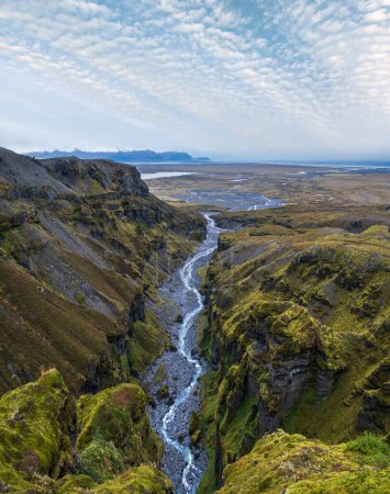 Foto de Hermoso otoño Mulagljufur Canyon, Islandia. Se encuentra no muy lejos de Ring Road y el glaciar Fjallsarlon con la laguna de hielo Breidarlon en el extremo sur de la capa de hielo de Vatnajokull y el volcán Oaefajokull. - Imagen libre de derechos