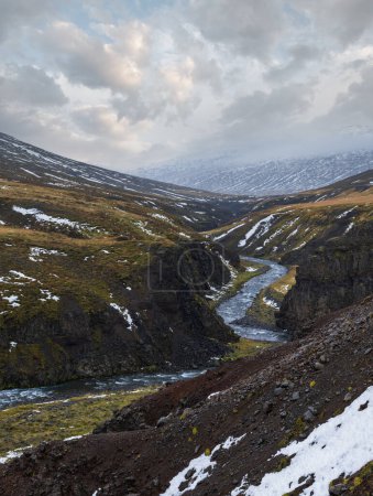 Téléchargez les photos : Jour couvert d'automne dans le nord de l'Islande. Petite rivière qui coule à travers un magnifique canyon. - en image libre de droit