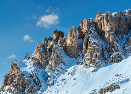 Foto de Hermosa vista de la montaña de invierno desde Pordoi Pass (pasar en los Dolomitas en los Alpes
) - Imagen libre de derechos