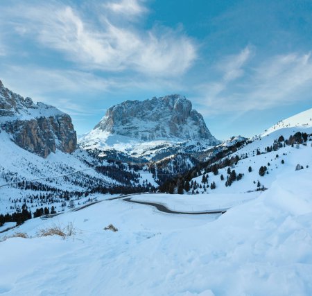 Téléchargez les photos : Matin hiver paysage de montagne rocheux avec route serpentine. Col de Gardena dans les Dolomites du Tyrol du Sud dans le nord-est de l'Italie
. - en image libre de droit