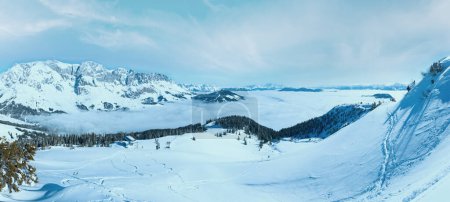 Téléchargez les photos : Matin hiver panorama de montagne avec ombre du photographe (région de Hochkoenig, Autriche). Toutes les personnes ne sont pas identifiables
. - en image libre de droit