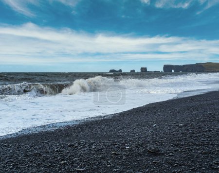 Foto de Pintoresco otoño Dyrholaey Cabo y formaciones rocosas vista desde Reynisfjara océano negro playa de arena volcánica. Vik, Islandia del Sur. - Imagen libre de derechos