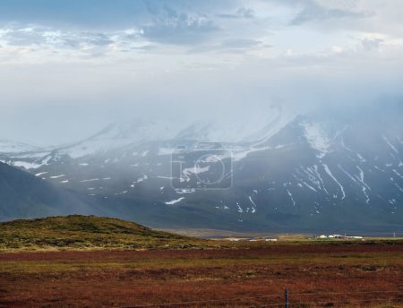 Téléchargez les photos : Vue pendant le voyage en auto dans les hautes terres de l'ouest de l'Islande, la péninsule de Snaefellsnes, le parc national Snaefellsjokull. Paysage spectaculaire de la toundra volcanique avec des montagnes dans les nuages. - en image libre de droit