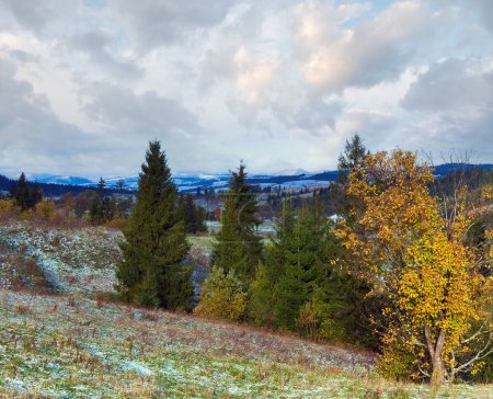 Foto de Octubre Meseta montañosa de los Cárpatos con la primera nieve de invierno y el follaje colorido otoño - Imagen libre de derechos