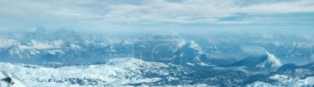 Téléchargez les photos : Hiver vue imprenable depuis le sommet du massif de Dachstein et maison sur pente rocheuse (Autriche
). - en image libre de droit